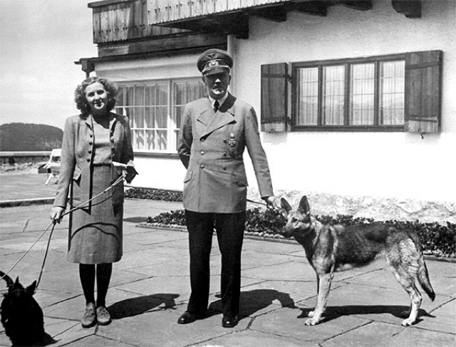 В 1935 году Гитлер купил ей дом в мюнхенском квартале Богенхаузене, где она и жила со своей младшей сестрой Гретель до 1936 года, когда он забрал ее к себе в качестве личной секретарши.