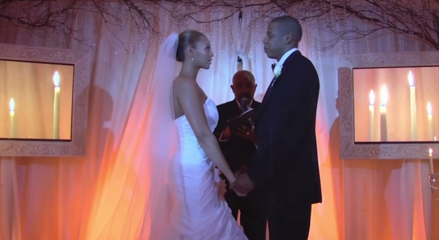 Бейонсе и Jay-Z. А этой паре удалось скрыть заветный день от чужих глаз. Вот это фото звезды показали широкой публике лишь спустя семь лет после церемонии.