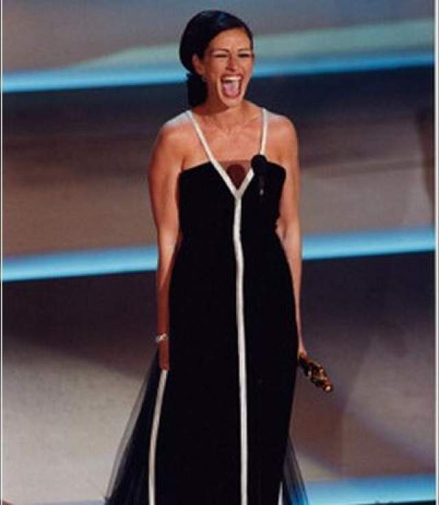 Джулия Робертс , вышедшая за своим "Оскаром" в 2001 году, смогла сказать только, что она "бессовестно счастлива"!