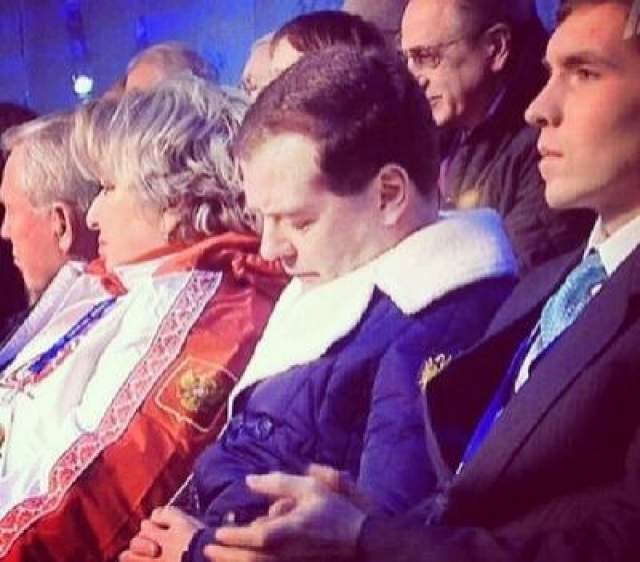 Порой казалось, что фотографии с открытия Олимпиады-2014 года со спящим Дмитрием Анатольевичем взорвали интервент сильне, чем сама Олимпиада в Сочи. 