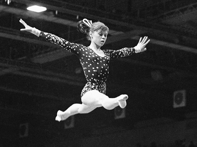 Через три года Елена стала второй в многоборье на первенстве СССР и выиграла три золота на чемпионате Европы. В следующем году она победила в общем зачете чемпионата страны и завоевала три золота на мировом первенстве в Страсбурге.