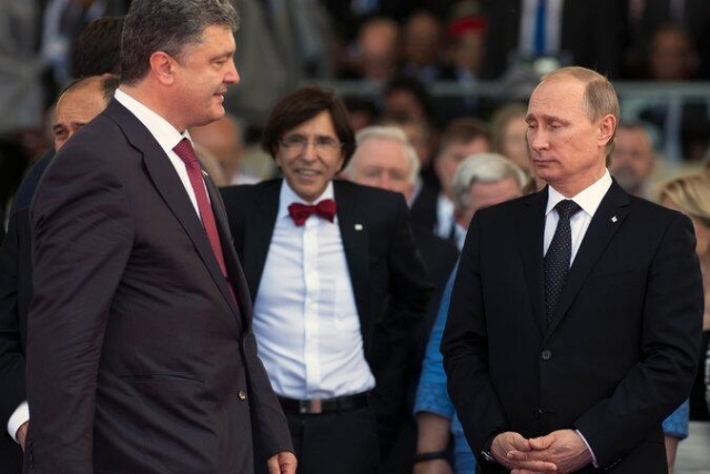 Фото с Владимиром Путиным "оценившим" помятость костюма Порошенко повеселило интернет-пользователей.