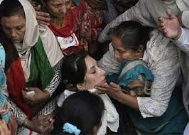 По заключению врача причиной смерти Бхутто было названо огнестрельное ранение в шею. Вечером министр внутренних дел Пакистана заявил, что Беназир погибла от осколочного ранения. Позже и эта информация была опровергнута, было установлено, что Бхутто умерла от сильнейшего удара головой о люк автомобиля, после того, как ее отбросило в результате действия взрывной волны.