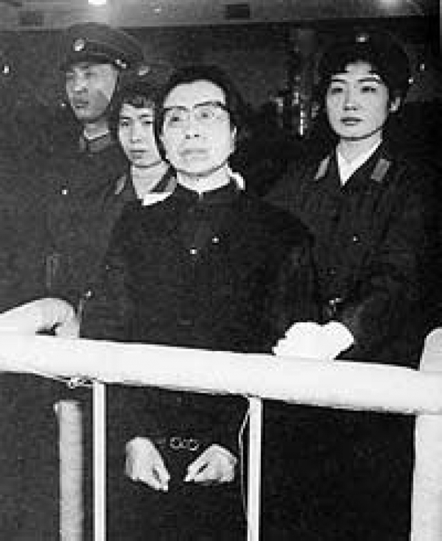 После смерти Мао вдову арестовали. Ей было предъявлено обвинение в организации заговора с целью захвата власти в стране, в 1991 году женщина покончила жизнь самоубийством, повесившись в душевой больничной кабине.На фото: Цзян Цин слушает обвинительный приговор. 1981 год.