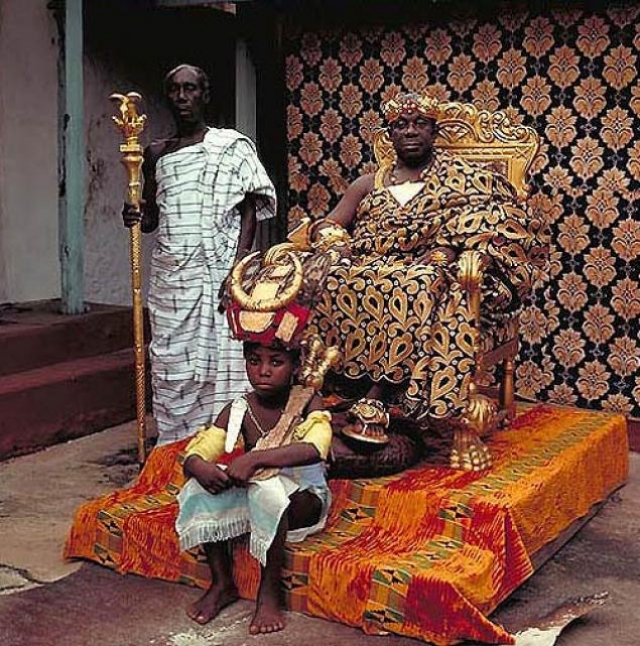 Оседийо адо Данква III. Монарх - выпускник Лондонского университета и экономический советник администрации Ганы, Король Акропонга последние шестнадцать лет обитает в "святых местах" акуарем-асона, одного из семи основных кланов племени акан.