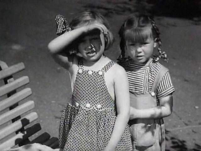 Маленькие похитительницы младенцев в комедии "Близнецы" 1945 года... 