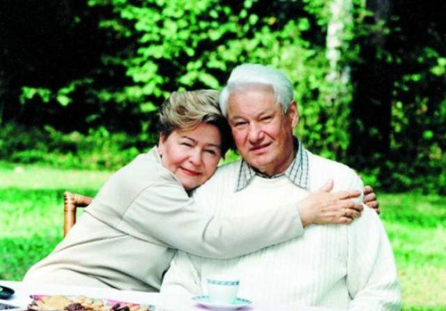 Борис Ельцин  Первый президент России Борис Ельцин страдал серьезной болезнью сердца - по некоторым данным, он перенес пять инфарктов. Поначалу, только придя к власти, Ельцин демонстрировал завидное здоровье - занимался спортом, наряд в прорубь, а болезни, если таковые случались, переносил на ногах. 