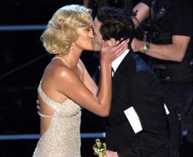В 2004 Эдриан Броуди вручает приз Шарлиз Терон за "Монстра" - и опять не может удержаться от страстного поцелуя. 