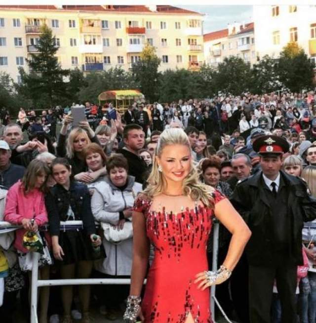 Еще один конфуз принадлежит Анне Семенович . Блондинка выступала на Дне города в Карпинске Свердловской области. Так вот по окончании мероприятия Анна опубликовала в своем Instagram снимок на фоне толпы, на котором представляла в коротеньком платье с весьма подтянутой фигурой.