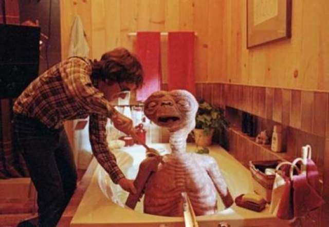 Инопланетянин Е.Т. Режиссер Стивен Спилберг купает чужеземного героя в ванной на съемочной площадке. 