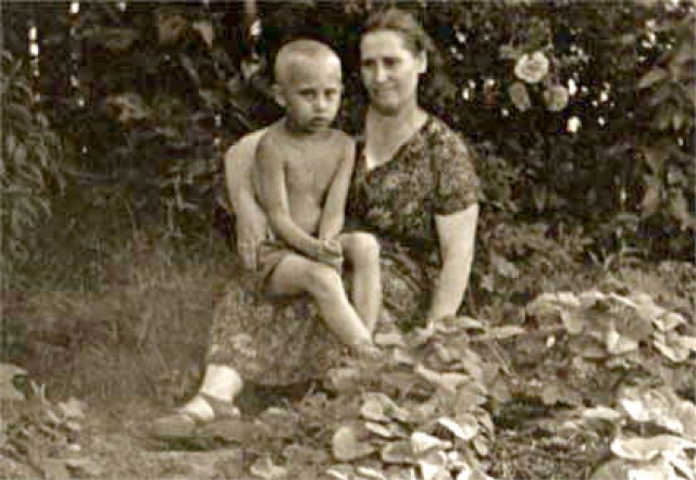 Мать, Мария Ивановна Шеломова также работала на заводе, пережила блокаду Ленинграда.