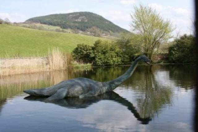Статуя Несси в озере Лох-Несс. 