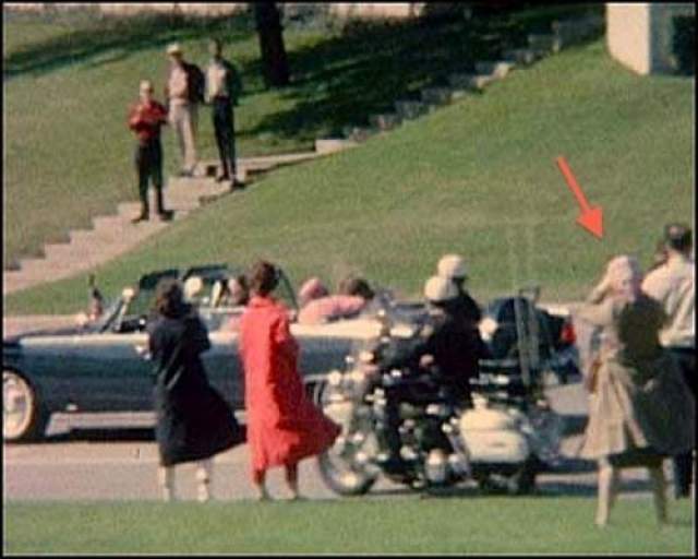 Бабушка (22 ноября 1963 года) Когда 22 ноября был убит 35-ый президент США Джон Кеннеди, были сделаны множество фотографий предшествующих его смерти. И на многих снимках замечена эта необычная старушка с камерой. 