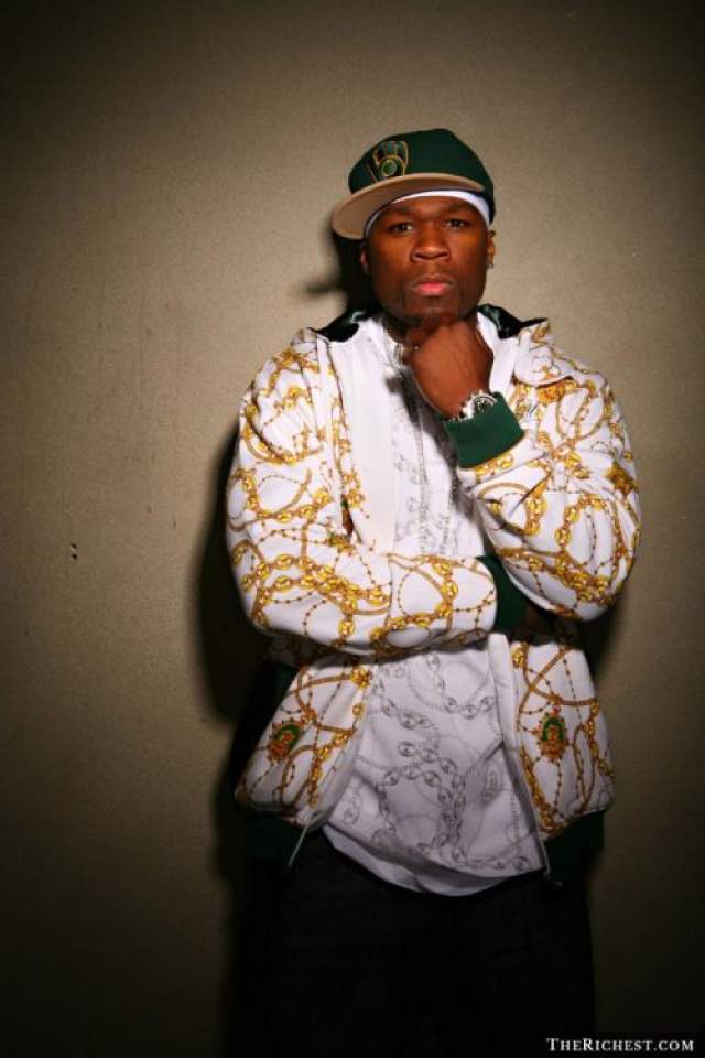 50 Cent  В 2000 году певец получил девять огнестрельных ранений с близкого расстояния. 50 Cent был ранен в обе ноги, бедро, руку, плечо, грудь и лицо. 5 месяцев артисту потребовалось на восстановление. 