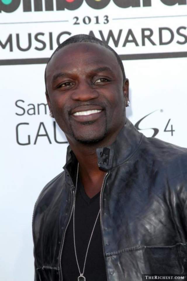 Akon  В 2004 году музыкант и его менеджер Роберт Мотанез встретились с хип-хоп исполнителем Капоне для обсуждения совместной работы в одном из баров Нью-Джерси. 