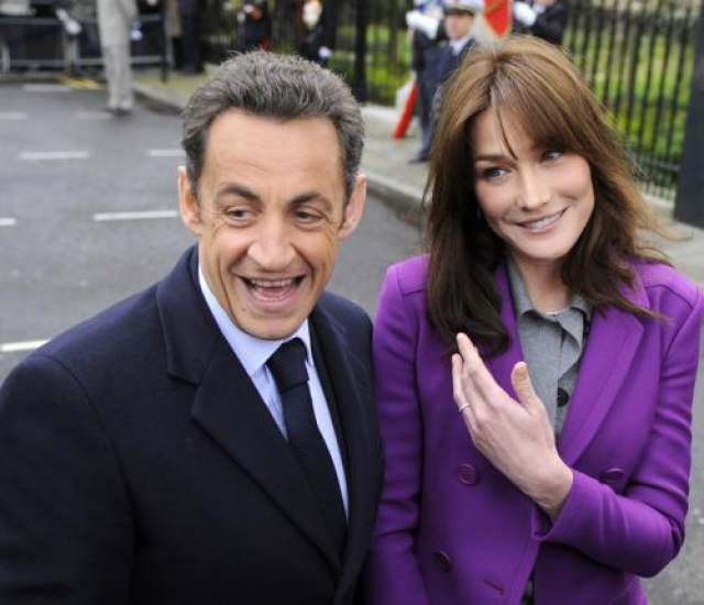 Подтвержденные отношения:  Карла Бруни и Николя Саркози  Бруни и Саркози познакомились в 2007 году, почти сразу же Саркози развелся с женой, а уже через несколько месяцев женился на Бруни. 
