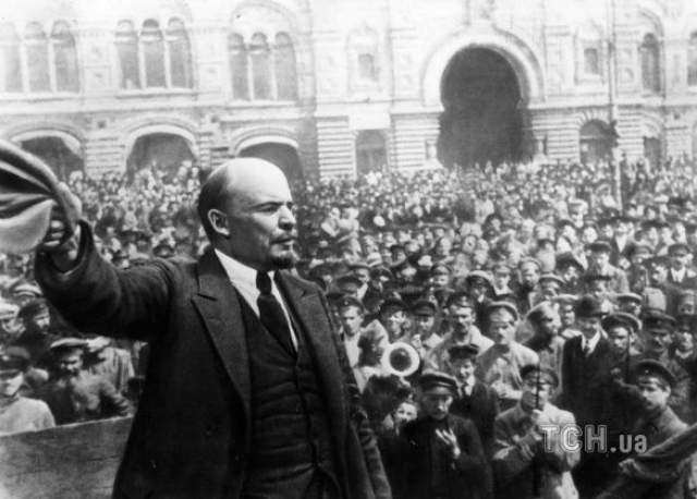 Владимир Ленин  Первый руководитель Советского Союза Владимир Ленин перенес несколько инсультов. Первый, который случился с ним 26 мая 1922 года, привел к частичному параличу и утрате речи. После него Ленин восстанавливался несколько месяцев, но уже в октябре вернулся к государственной деятельности. 