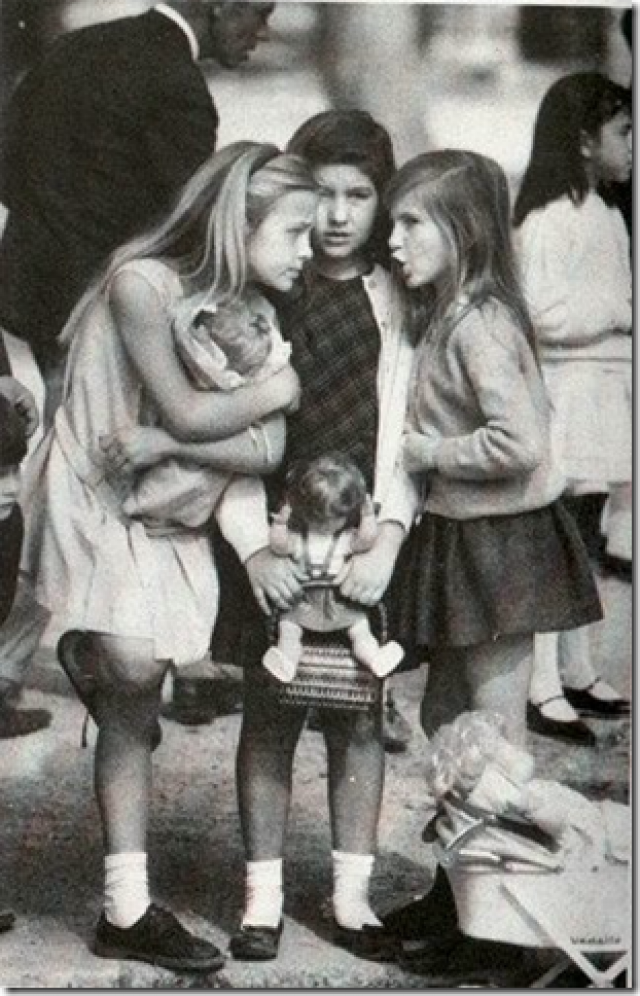 Фотограф подловил трех американских девочек, сплетничающих на одной из аллей Севиллы, Испания. Довольно долго почтовая открытка с этим изображением была самой популярной на территории США.