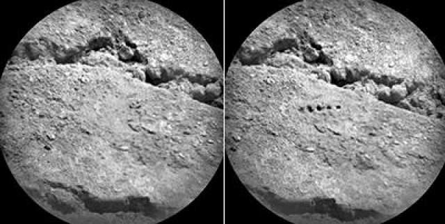 ChemCam - это набор инструментов марсохода, включая лазерный импульс, для дистанционного исследования окружающего пространства. Эти 2 изображения были сделаны с расстояния около 3,5 метров. На правом снимке видны отверстия, которые являются результатом работы лазерного модуля ChemCam.