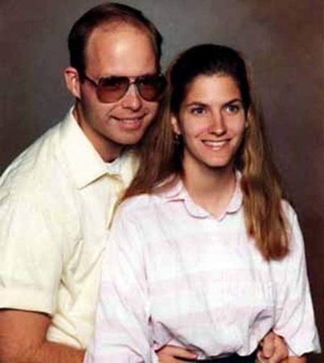 25 января 1998-го года, 34-летний Том Лонергани его 29-летняя жена Эйлин вошли в состав группы дайверов, отправившихся к рифу Святого Криспина, входящему в состав Большого Барьерного Рифа в Австралии. Лодка с лайнерами ушла до того, как Лонерганы вынырнули на поверхность.  Том и Эйлин Лонрган