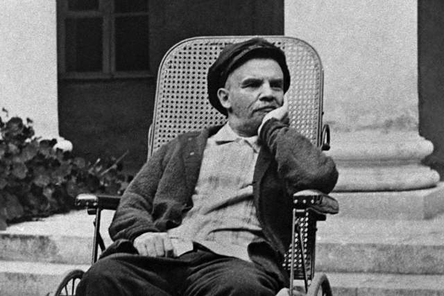 Однако в декабре 1922 года Ленину стало хуже, и его перевезли в подмосковное имение Горки, где он и скончался 21 января 1924 года. 