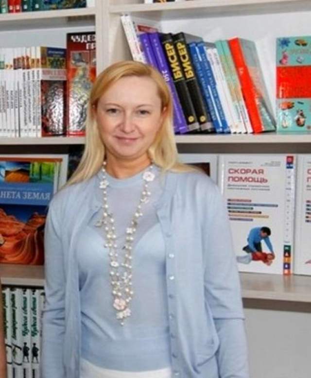 Вторая - 39-летняя Любовь Полежай, которая родилась и выросла в Енакиево, где также родился Янукович. В 1992 году она закончила школу и переехала жить в Донецк. Полежай являлась владелицей салона Crystal SPA в Киеве и управляла благотворительным фондом под названием "Дорога будущего". 