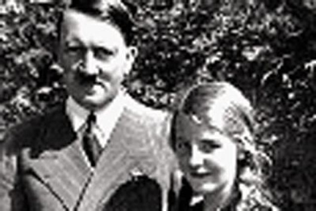 Именно в этой фотостудии произошло их знакомство с Адольфом Гитлером. На тот момент ей было 17, а Адольфу - 40 лет.