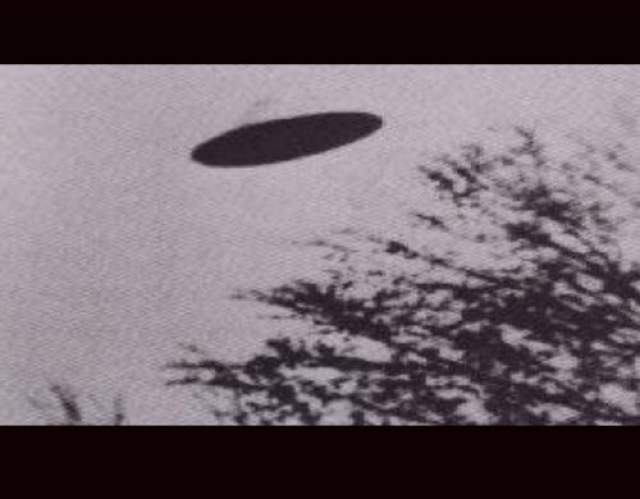 Говорят, что этот снимок, сделанный фотографом-любителем Дином Морганом, демонстрирует образ неопознанного летающего объекта в небе над Редбад, Иллинойс, 1950 год