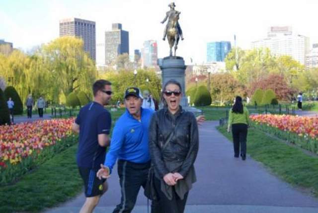Любитель не только здорового образа жизни, но и неожиданной фотобомбы Кевин Спейси во время пробежки в бостонском парке влез в фото туристки на фоне памятника. 