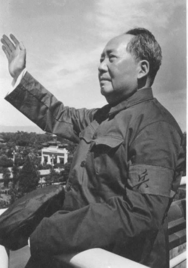 Мао Цзэдун  Революционер, ответственный за многие деяния, применяя чрезвычайную жестокость и массовое кровопролитие, он шествовал буквально по головам. 