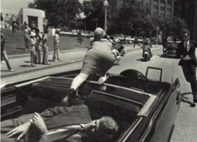 Кортеж президента немедленно ускорился и через 5 минут Кеннеди был доставлен в госпиталь, расположенный в четырех милях от места ранения. 