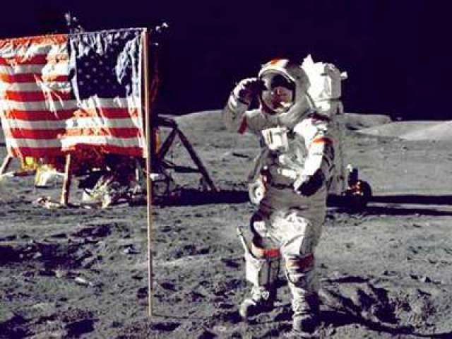 Последний космонавт на Луне - командир корабля "Аполлон-17" Юджин Сернан, сказав несколько прощальных слов, поднялся на борт лунного модуля 14 декабря 1972 года. С тех пор землян на Луне не было. 