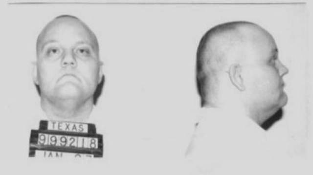 Дуглас Алан Робертс  Дата преступления: 18 мая 1996 года Дата казни: 20 апреля 2005 года Возраст: 42 года Обвинение, похитил и ограбил 40-летнего мужчину, позже зарезал его и переехал тело на автомобиле. 