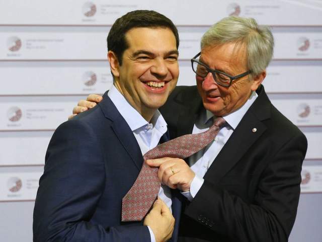 Премьер-министр Греции Алексис Ципрас тогда забыл надеть галстук на мероприятие, и Юнкер "примерил" на него свой аксессуар. 