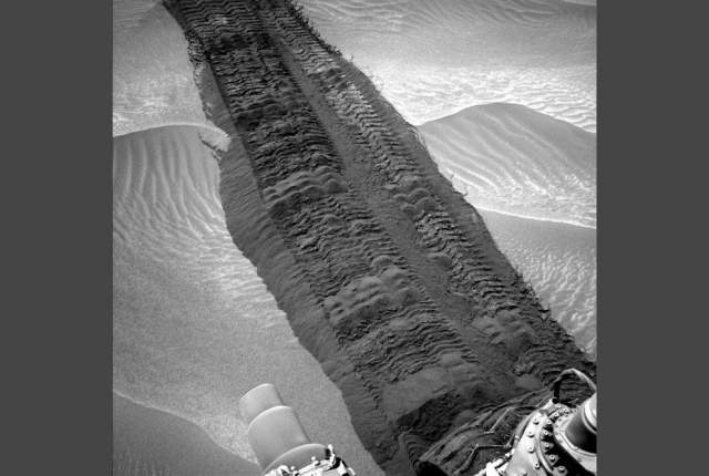 Как выглядят "следы" марсохода на Марсе. 