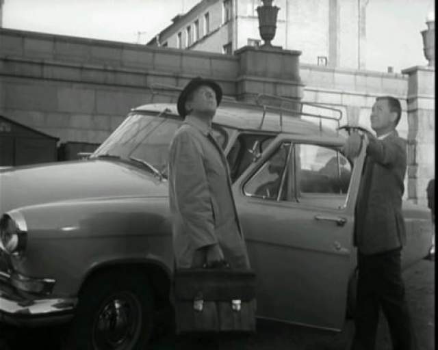 ГАЗ-21 Автомобиль из фильма "Берегись автомобиля" Перед съемками актер Иннокентий Смоктуновский специально сдавал на права, а потом на протяжении многих лет съездил только на "Волге", считая ее самой надежной машиной. 