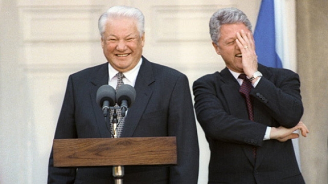 Борис Ельцин : "Наша страна стоит на краю пропасти, но благодаря Президенту мы сделаем шаг вперед!"