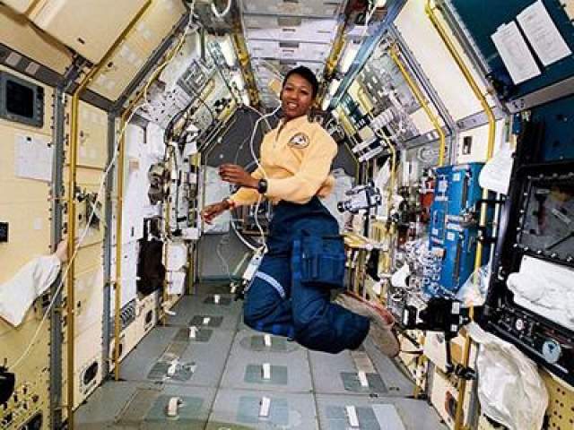 Первая афроамериканская женщина в космосе - Мэй Джемисон, 12 сентября 1992 года. 
