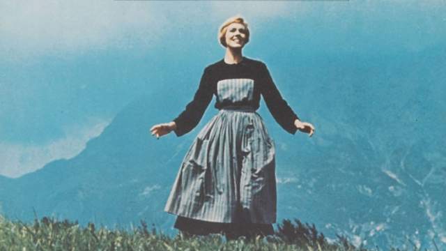"Звуки музыки" Немецкий кинофильм "Семья фон Трапп" стал основной для этого мюзикла. В 1958 году идея была перенесена из кинематографа на театральные подмостки сценаристами Ховардов Линдсеем и Расселом Крузом, продюсером Ричардом Холлидеем и его супругой Мэри Мартин, являвшейся актрисой. Картина повествовала об австрийской семье, которая, спасаясь от нацистов, отправилась в Америку. 