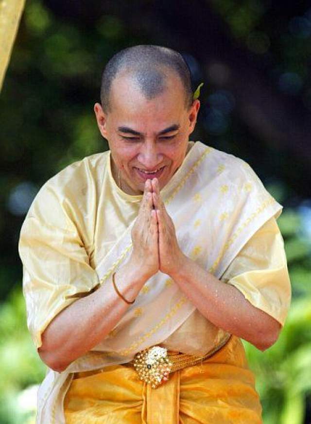 Помимо этого, король Камбоджи жил полгода в монастыре, став буддистским монахом.