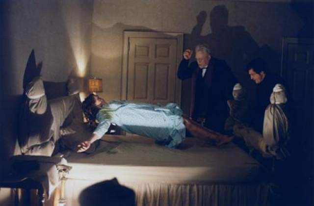 "Изгоняющий дьявола" Выпущенный в 1973-м году, фильм рассказывал о 12-летней девочке по имени Риган, которая стала одержима древним демоном. Два католических священника пытаются изгнать демона из тела девочки.  Кадр из фильма 