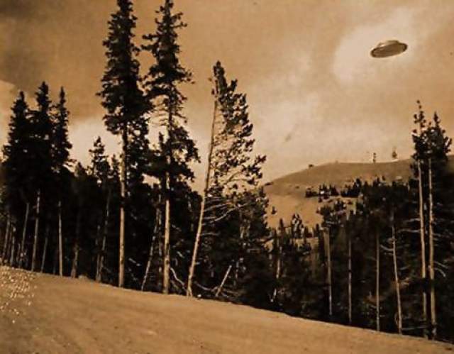Этот снимок НЛО был сделан в штате Орегон, жители полагают, что в объектив камеры действительно попали внеземные цивилизации. Фото сделано добровольцем из пожарного отделения еще в 1927. 