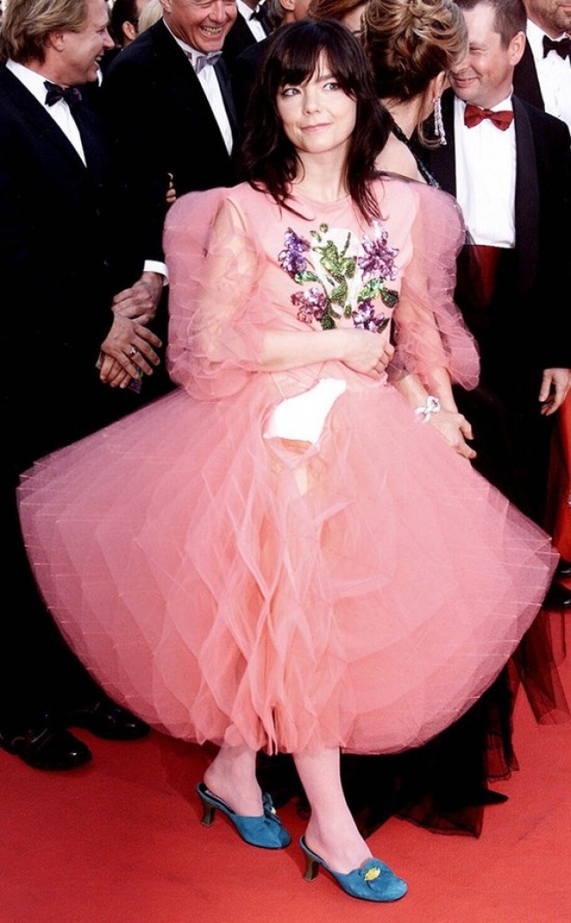 Бьорк посетила Каннский кинофестивать в платье, купленном в детском отделе универмага.