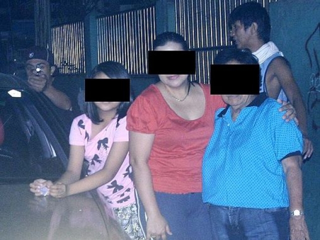Филиппинский политик Рейнальдо Дагса сделал фото своей семьи, на которой случайно запечатлел своего убийцу.