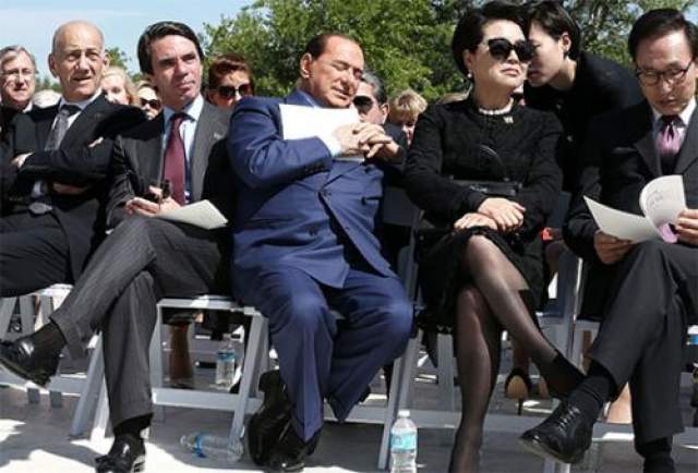 На официальном преми, который давал Белый Дом в Далласе, присутствовал и Сильвио Берлускони. Прием проходил под открытым небом, стояла не жаркая, приятная погода, и экс-глава итальянского правительства заснул. Соседи по ряду сделали вид, что ничего не случилось. 
