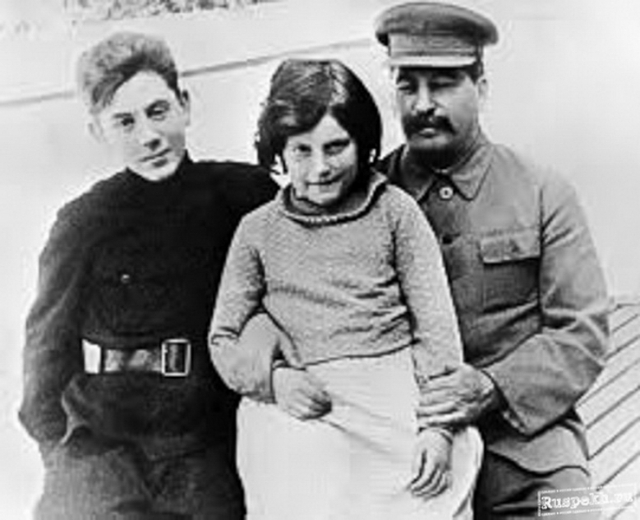За это отец пренебрежительно называл его волчонком, но Надежда Сергеевна Аллилуева, вторая жена Сталина, заботилась о юноше, а сводные братья и сестра разделяли ее отношение к нему.