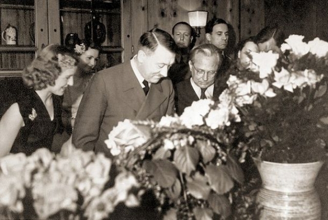 На протяжении многих лет Гитлер отказывался жениться на Браун из-за страха того, как это повлияет на его имидж. Тем не менее, он решил это сделать, когда немцам сулило поражение. Гитлер и Браун поженились в ходе гражданской церемонии в бункере, где нацисты скрывались в Берлине.