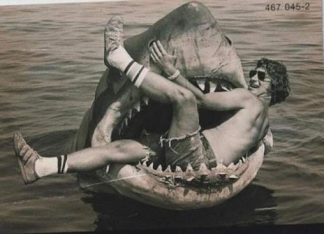 Челюсти  Стивен Спилберг в акульей пасти. 