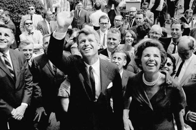 Роберт Кеннеди  Роберт Кеннеди вел предвыборную компанию с середины марта 1968 года. Он был самым вероятным кандидатом в президенты США. На протяжении весны 1968 года Кеннеди одерживал победы на праймериз Демократической партии. 