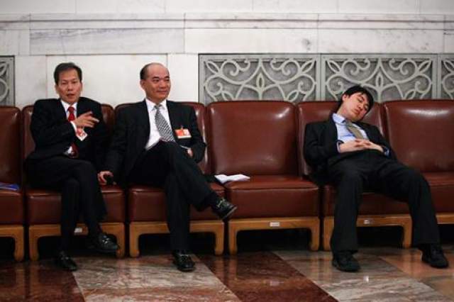 Самое уютное место для сна - залы парламентских сессий, что проходят в Пекине. То ли атмосфера располагает, то ли кресла слишком комфортные, но депутаты на этих сессиях засыпают как дети после долгой прогулки. Причем засыпают дисциплинировано - массово. 